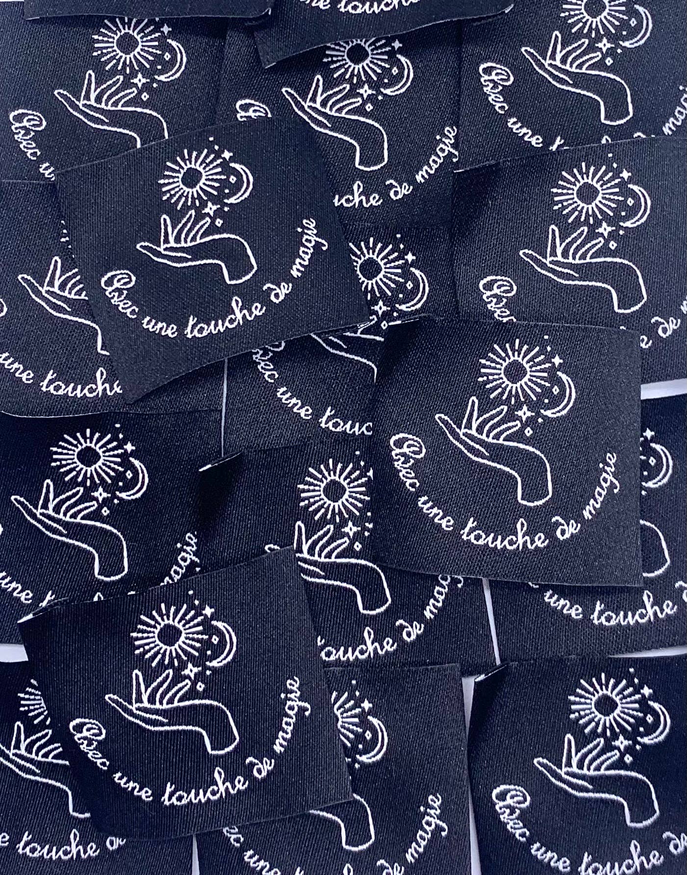 Étiquette à coudre : Avec une touche de magie - Noir