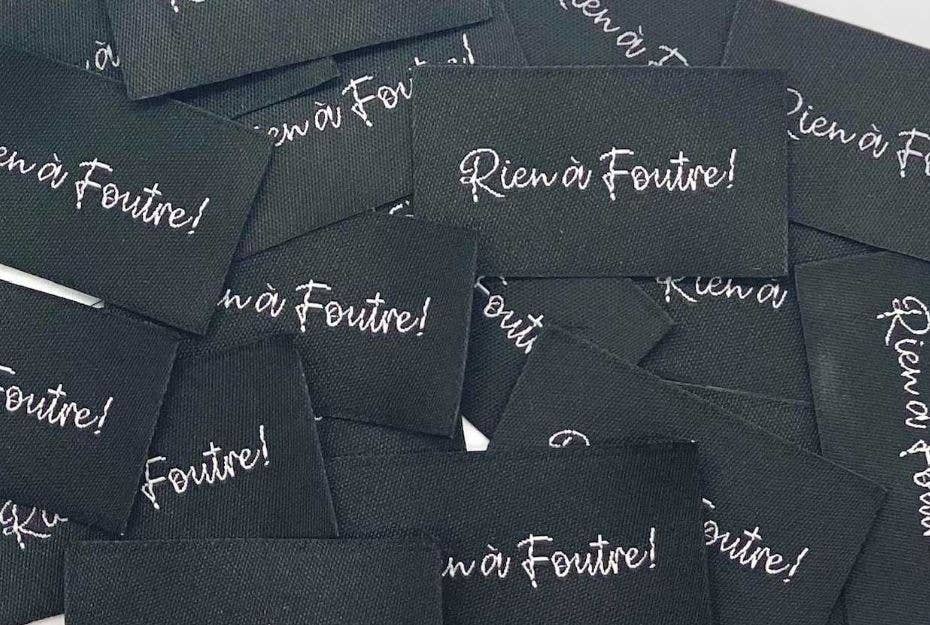 Étiquette Tissée à Coudre "Rien A Foutre" noire
