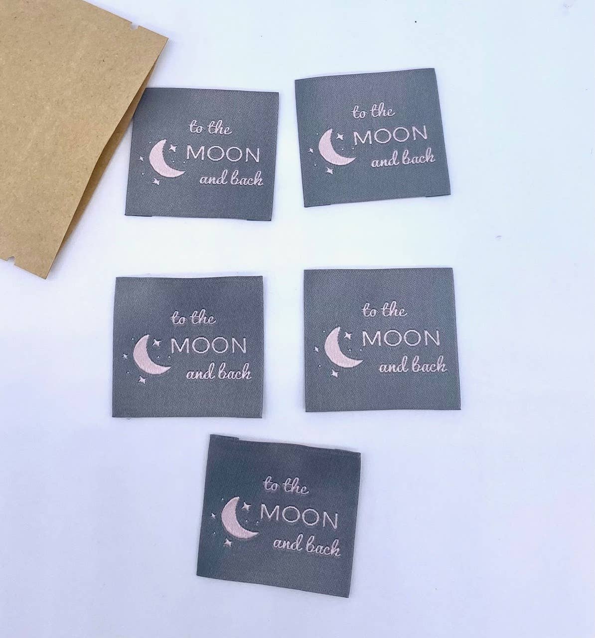 Étiquette tissée à coudre "TO THE MOON AND BACK" Gris