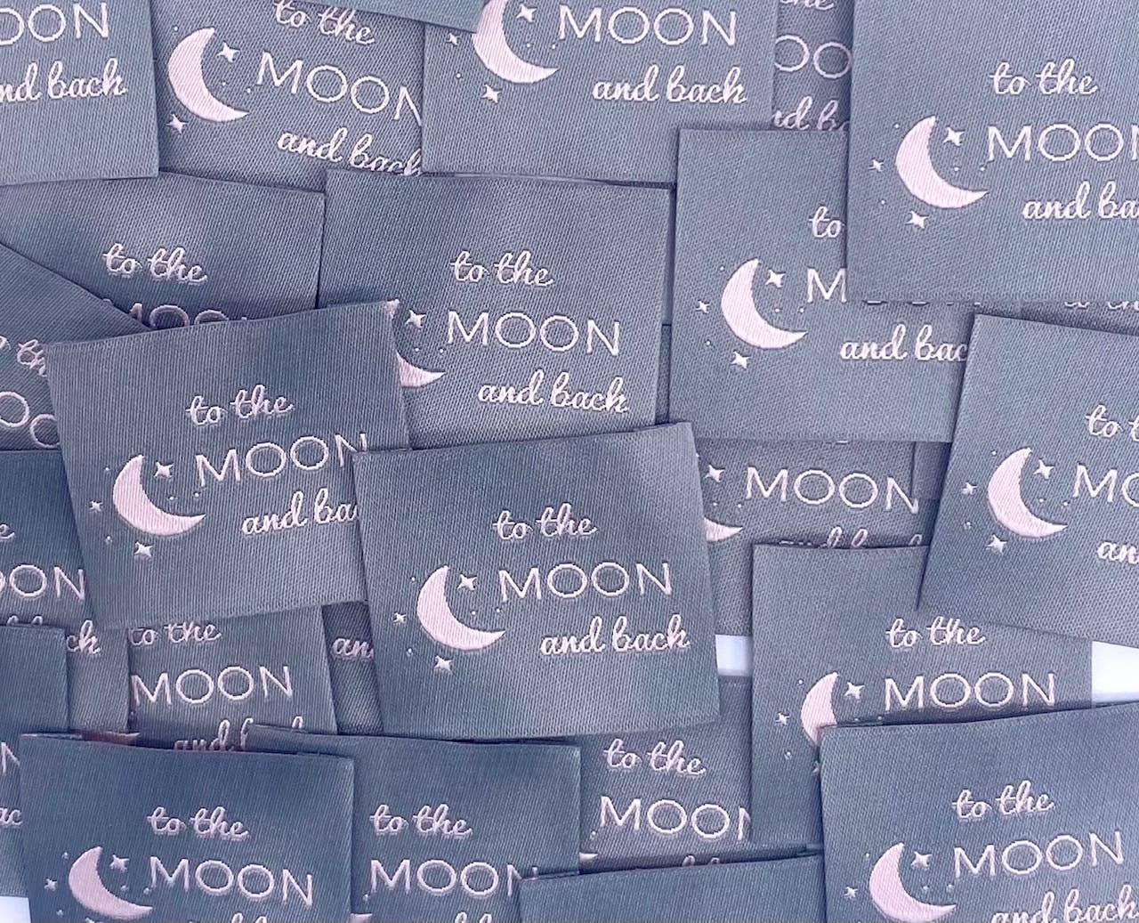 Étiquette tissée à coudre "TO THE MOON AND BACK" Gris