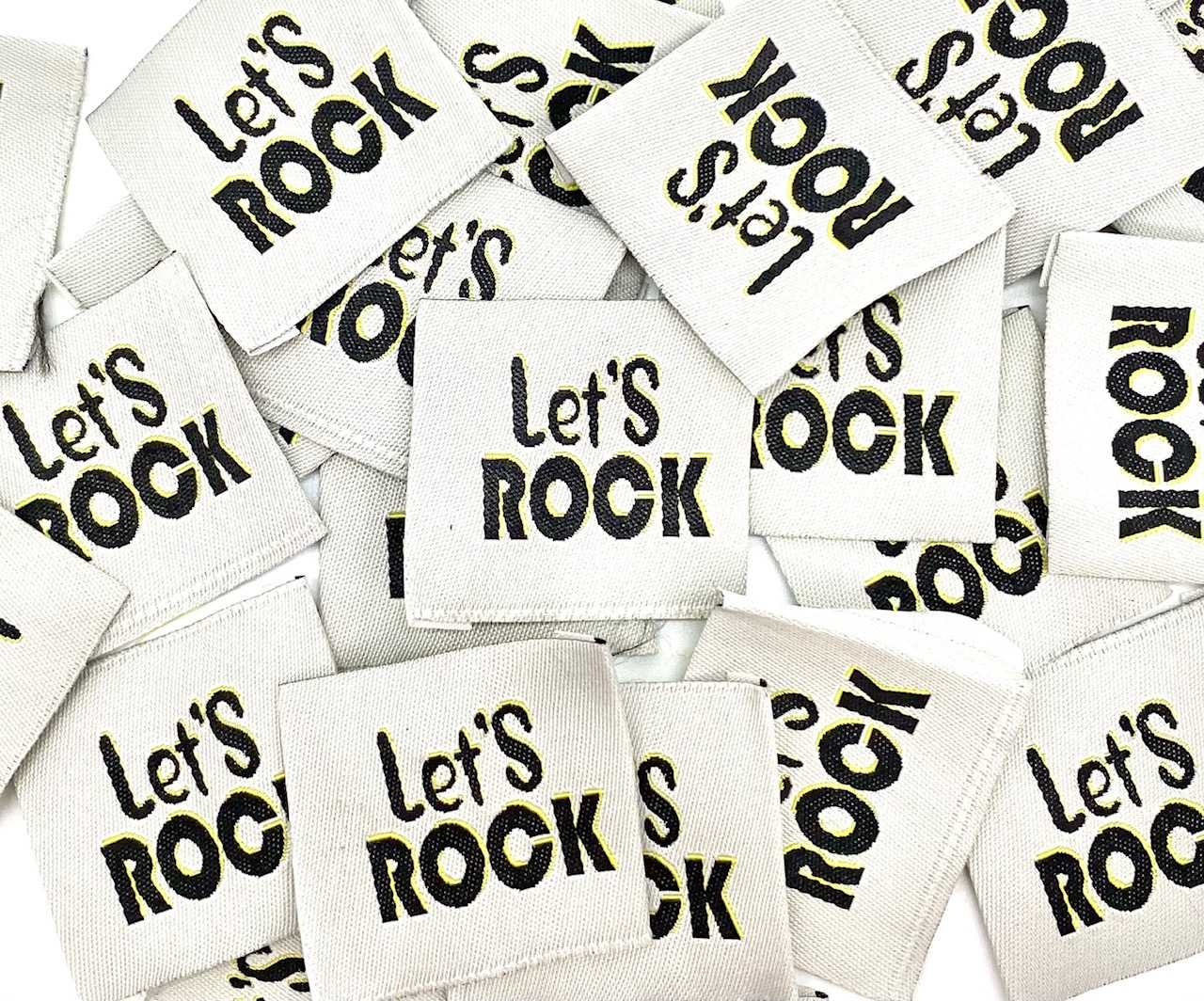 Étiquette tissée à coudre "LET'S ROCK" Écru noir et jaune.
