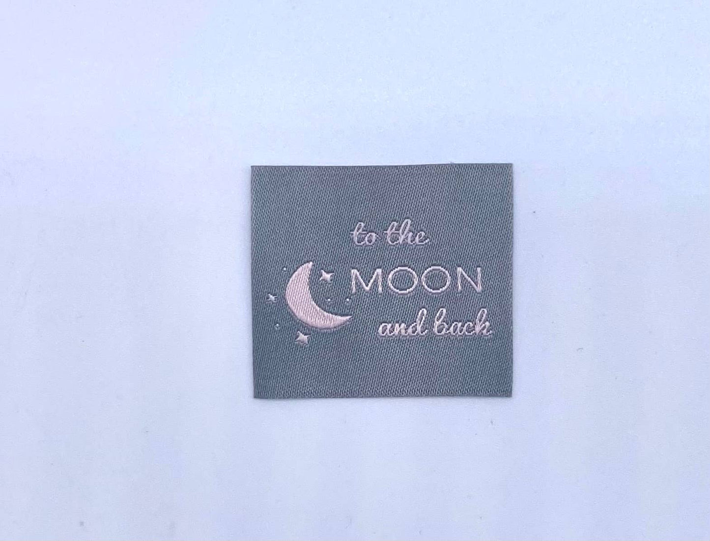 Étiquette tissée à coudre "TO THE MOON AND BACK" Gris